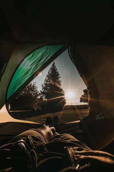 Muž Pěší Turistika Sněhové Hory Track View Zezadu — Stock fotografie