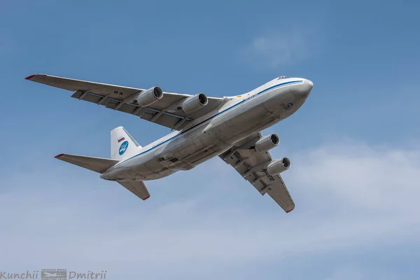 Kocaman bir kargo uçağı 