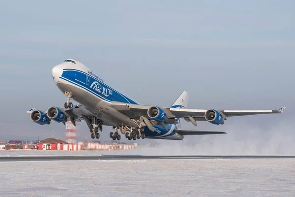 Bir Boeing 747 kargo uçağı Abakan Havaalanı 'ndan kalkıyor. Kalkışta güzel bir uçak. Nikon D750 'den alındı