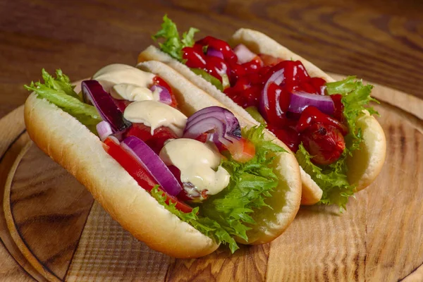      Sandviçler masanın üstünde. Lezzetli ve parlak yemekler..  ,  