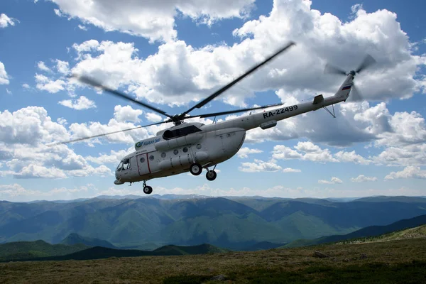 Bir helikopter bir grup gönüllüyü çöp toplamak için dağlara götürdü. Sayano-Shushenskiy Doğa Koruma Alanı. Nikon D750