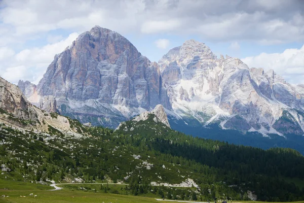 Güneşli bir günde bir toynak dolusu soya. Massive, Kuzey İtalya 'da Cortina d' Ampezzo yakınlarındaki Dolomites 'e yerleştirildi. Passo Giau 'dan. Sol tarafta Tofana di Rozes ve Tofana di Mezzo 'nun arkasında. Ön planda canlı yeşillik.