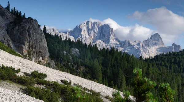 Öndeki dağ sırtı ezici ormanı, çapraz bileşim. İtalya, Dolomites 'te ferrata yoluyla Dibona' dan çekilmiş..