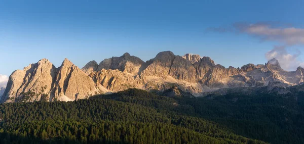 Dolomites, İtalya 'daki Pomagognon dağ sırtı manzarası. Güneşli bir akşam Cortina d 'Ampezzo yakınlarındaki Monte Cristallo' nun ayak izlerinden çekildi.