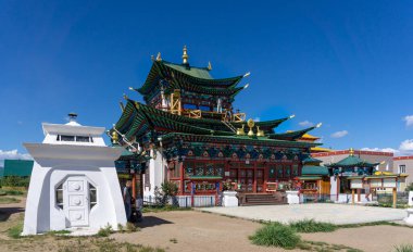 Ulan Ude, Buryatia, Orta Asya yakınlarındaki Budizm 'in merkezi Ivolginsky Datsan' daki güzel renkli tapınak ve stupaların önünde.