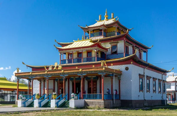 Ulan Ude, Buryatia, Orta Asya yakınlarındaki Budizm merkezi Ivolginsky Datsan 'daki ana tapınağın girişindeki turistler