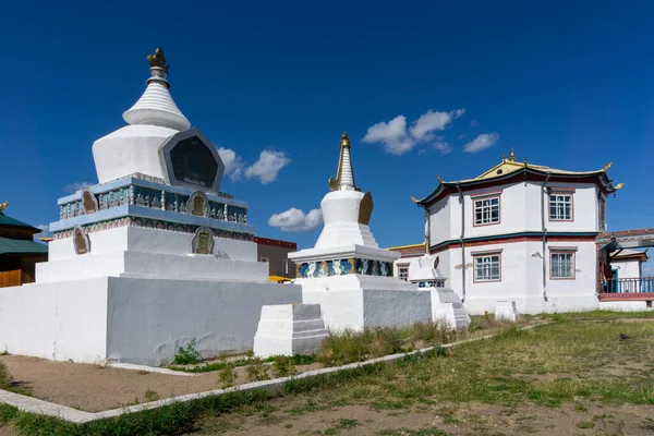 Stupas - Ulan Ude, Buryatia, Orta Asya yakınlarındaki bozkırda Budizm 'in Budizm merkezi Ivolginsky Datsan' daki aydınlanma ve zihnin Budist sembolleri