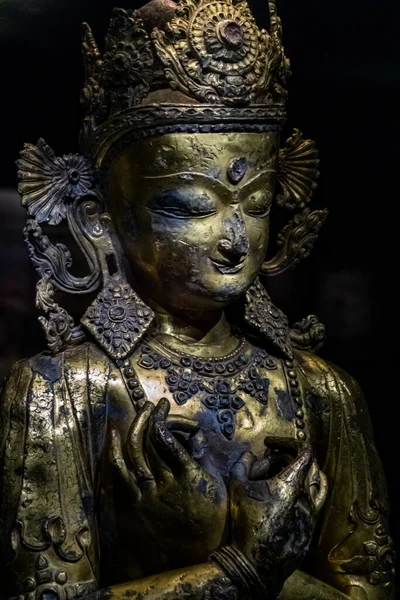 Estatua Buda Bodhisattva Con Grietas Abolladuras Visibles Expuesta Museo Como — Foto de Stock