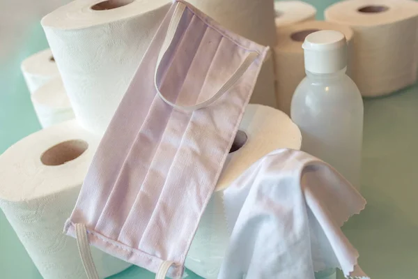 Mendil, dezenfektan ve tuvalet kağıdı maskeli yüz maskesi. Her şey sağlık hizmetini, tıbbı falan simgeliyor.