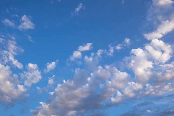 Bulutlu güzel mavi gökyüzü .
