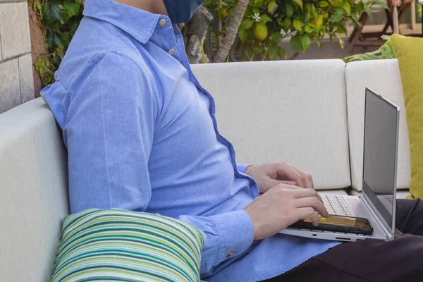 Mavili tişörtlü genç adam, bir soya sosu üzerinde evden işe koyuluyor..