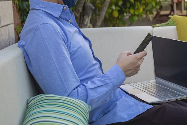 Mavili gömlekli genç adam, evden tuvaletinde çalışıyor ve bir sopayla telefon ediyor..