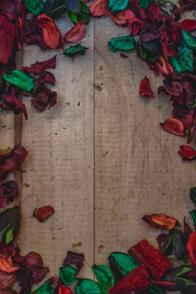 Güzel, çiçekli arka plan, yeşil ve kırmızı renkleri ahşapla birleştiriyor. Her eski tarz, çiçek ve modaya uygun ton için mükemmel..