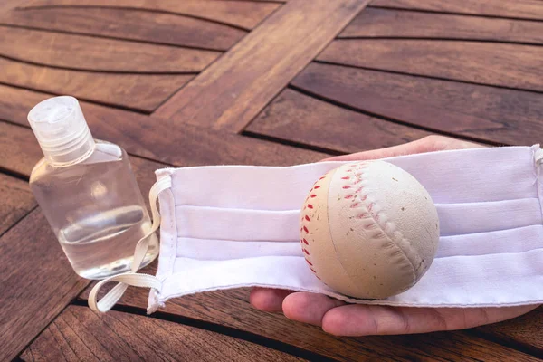 Beyaz ve temiz bir dokuda doğal ve ekolojik yumurta.