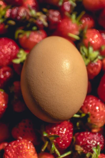 Doğal ve ekolojik yumurta bir yığın çilek üzerinde