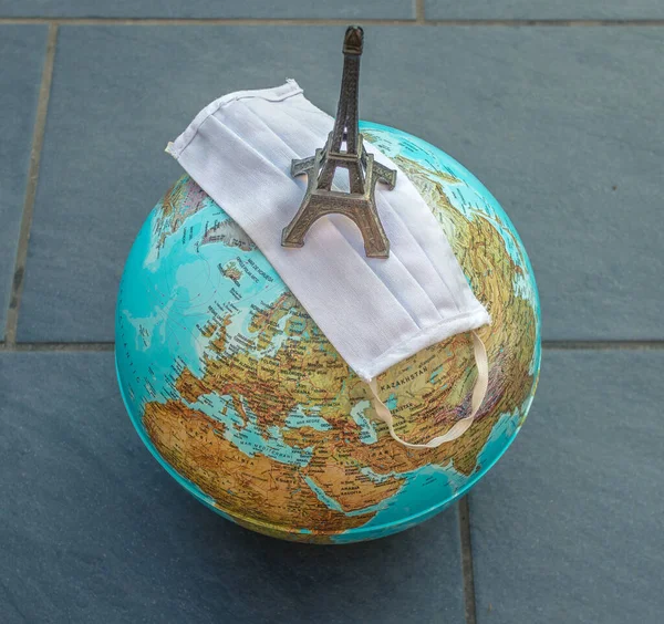 Beyaz ve temiz bir dokuda doğal ve ekolojik yumurta.