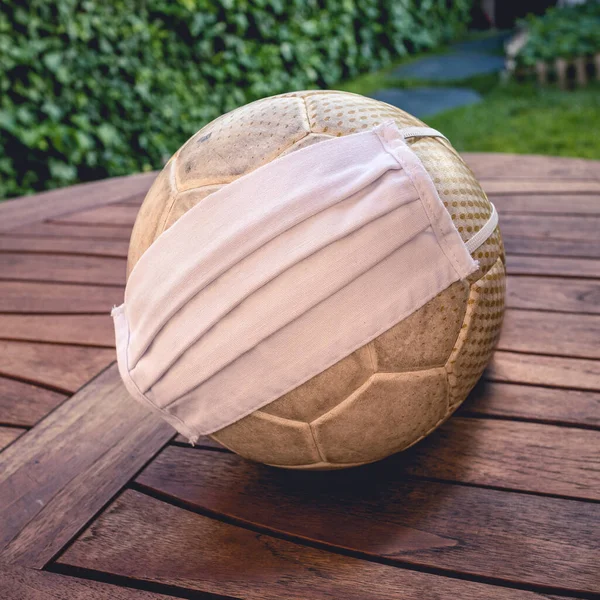 Beyaz ve temiz bir dokuda doğal ve ekolojik yumurta.