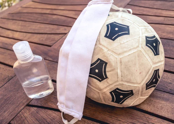 Beyaz ve temiz bir dokuda doğal ve ekolojik yumurta.