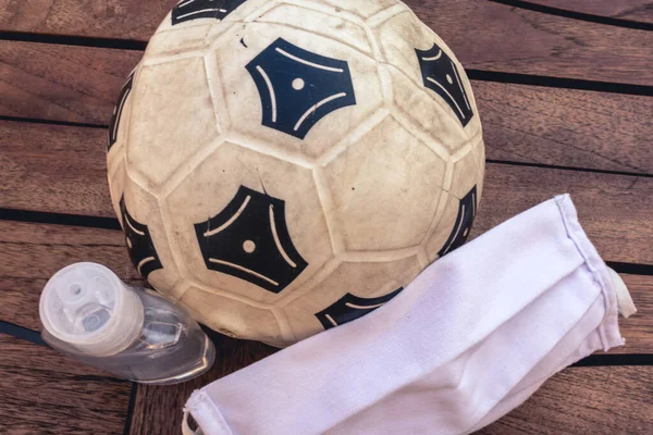 Beyaz ve temiz bir dokuda doğal ve ekolojik yumurta.