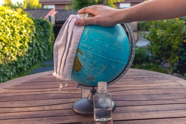 Beyaz ve temiz bir dokuda doğal ve ekolojik yumurta.