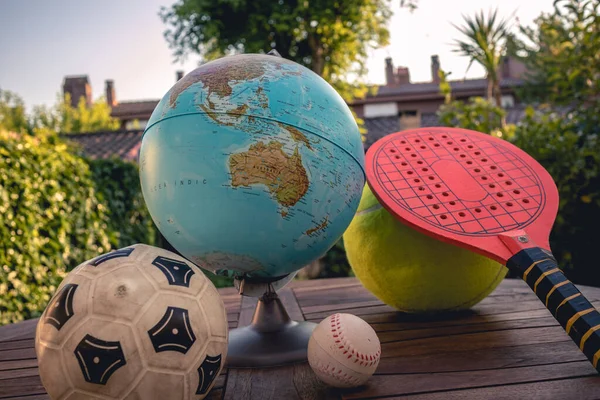 Beyaz ve temiz bir dokuda doğal ve ekolojik yumurta.