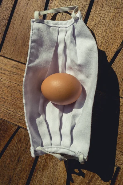 Beyaz ve temiz bir dokuda doğal ve ekolojik yumurta.