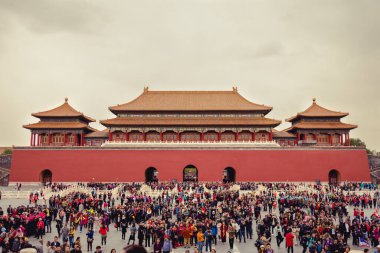 Pekin / Çin - 10 / 08 / 2019: Bu eski Asya anıtını ziyaret eden pek çok turistin bulunduğu bulutlu bir günde yasak şehrin fotoğrafı.