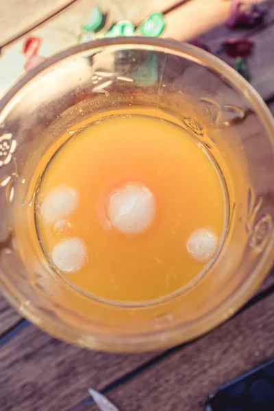 Buzlu cam bardakta taze ve soğuk portakal suyu.