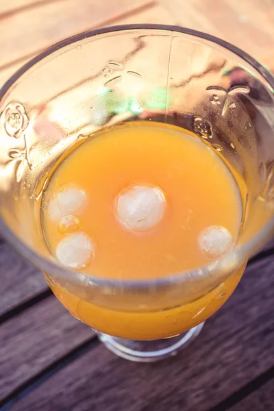 Buzlu cam bardakta taze ve soğuk portakal suyu.