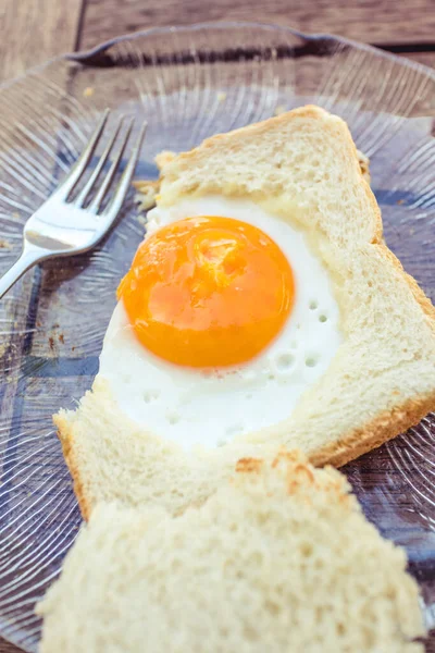 关闭一个鸡蛋三明治在盘子和叉子上 — 图库照片