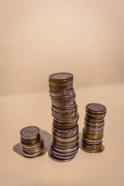 Para, zenginlik ve finansı temsil eden madeni paralardan yapılmış kule.