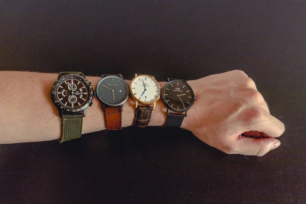 Arm Met Vier Horloges Die Tijdverdrijf Voorstellen — Stockfoto