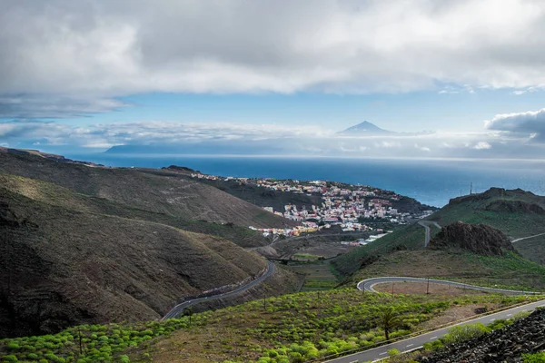 La Gomera yamaçlarında, limanda yokuş aşağı, uzakta Tenerife.