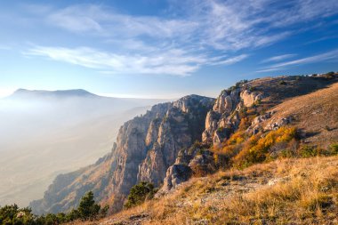 Güneşli bir günde güzel bir sonbahar dağı manzarası. Demerdzhi Kırım, Ukrayna 'da sonbahar günbatımı.