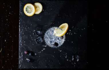 Yukarıdan taze cin tonik görünüyor.