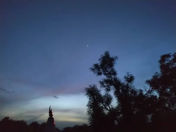 Tempo Sera Tempio Albero Cielo Blu Nuvole Bella Vista Sul — Foto Stock