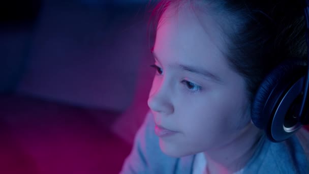 Όμορφη κοπέλα παίζει παιχνίδια στον υπολογιστή σε ένα φως νέον. Esports closeup αργή κίνηση — Αρχείο Βίντεο