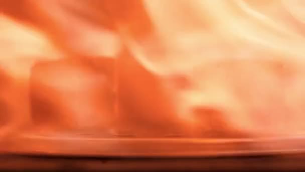 Die Flamme brennt kraftvoll mit den Kohlen für eine Wasserpfeife — Stockvideo