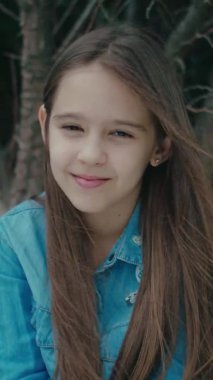 Dikey mutlu çocukluk videosu, güzel küçük bir kızın portresi