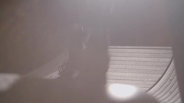 Közelkép a férfi lábak séta egy futópad sziluett fényes crossfit — Stock videók