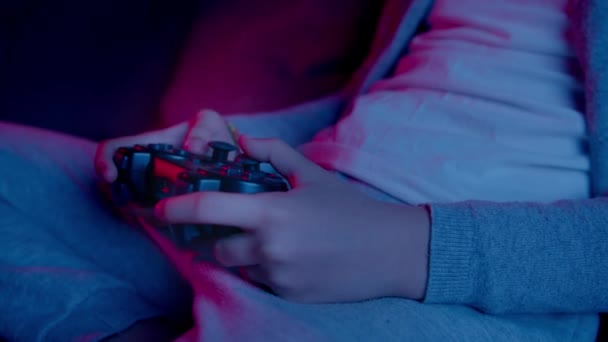 Uma menina bonita joga jogos de computador em uma luz de néon. Esports close-up — Vídeo de Stock