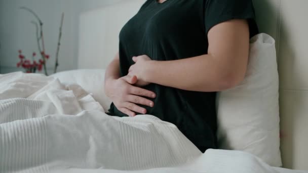 Quella donna ha mal di stomaco. Sdraiato a letto e gli ha tenuto le mani — Video Stock