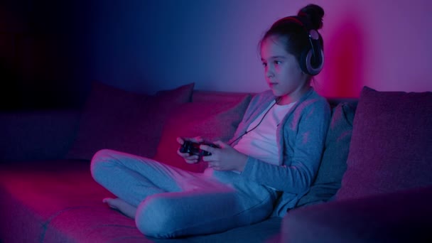 Uma menina bonita joga jogos de computador em uma luz de néon. Esports em câmara lenta — Vídeo de Stock