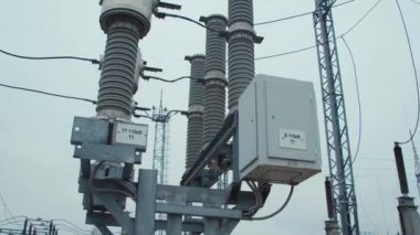 Yüksek voltaj alt istasyonu 110 kV, uzun sütunları ve domuz voltajı dağıtım kabloları var. Dönüştürme istasyonu ve elektrik gücü kapatın.