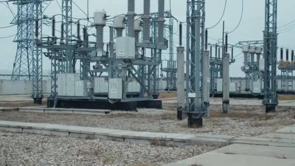 Hoogspanningsonderstation 110 kV met hoge pylonen en hoogspanningskabels. Transformatiestation en elektrische energie — Stockvideo