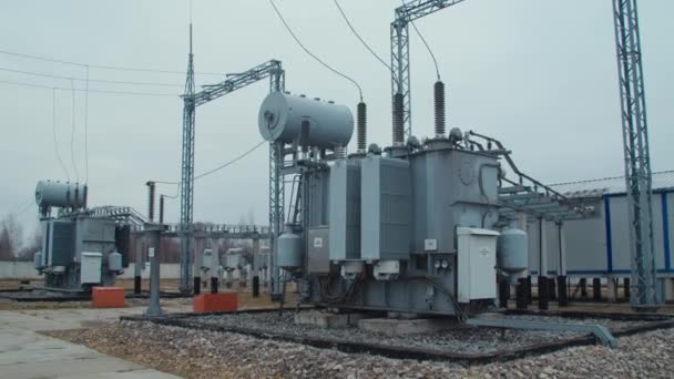 Hoogspanningsonderstation 110 kV met hoge pylonen en hoogspanningskabels. Transformatiestation en elektrische energie — Stockvideo