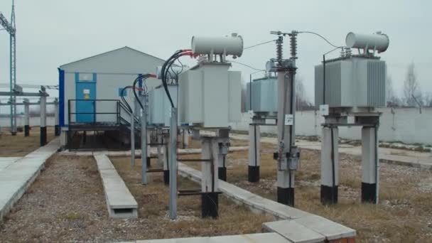 Sous-station haute tension 110 kV avec pylônes hauts et câbles de distribution de tension de porc. Station de transformation et énergie électrique — Video