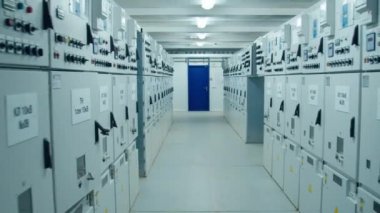 Elektrik santralinin güç dağıtım kontrol noktası inşaatı. Fabrikanın ana kontrol merkezi.