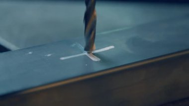 Matkap, metali işliyor. Yakın plan bir delik aç.