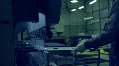Yüksek hassasiyetli bükme makinesi ile metal levhaları kesip bükme, fabrikada kontrol